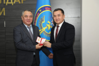 ӨЗГӨЧӨ КЫРДААЛДАР МИНИСТРЛИГИНИН МЫКТЫЛАРЫ СЫЙЛАНЫШТЫ