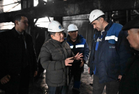 МинКаб башчысы Акылбек Жапаров Бишкек ЖЭБдеги калыбына келтирүү иштерине тартылган жумушчуларга кошумча төлөмдөрдү берүүнү тапшырды