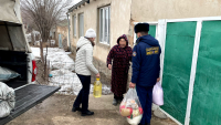 КУТКАРУУЧУЛАР УЛУУ ОРОЗО КҮНҮНДӨ МУКТАЖ ҮЙ-БҮЛӨЛӨРГӨ ЖАРДАМ КӨРСӨТҮШТҮ