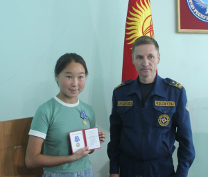 Эр жүрөк мектеп окуучусуна ӨКМдин медалы тапшырылды
